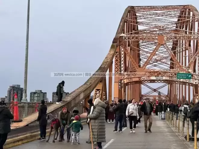实拍｜大温89年老桥落幕，市民纷涌打卡告别