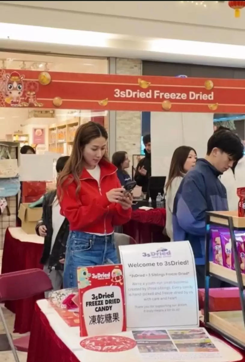 钟嘉欣加拿大摆年宵档摊被粉丝包围&nbsp; 9岁饼印大女帮手推销有老板风范