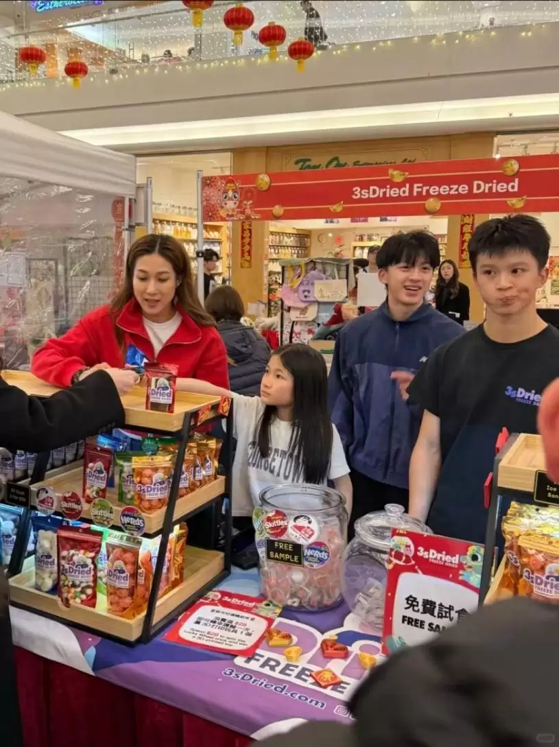 钟嘉欣加拿大摆年宵档摊被粉丝包围&nbsp; 9岁饼印大女帮手推销有老板风范