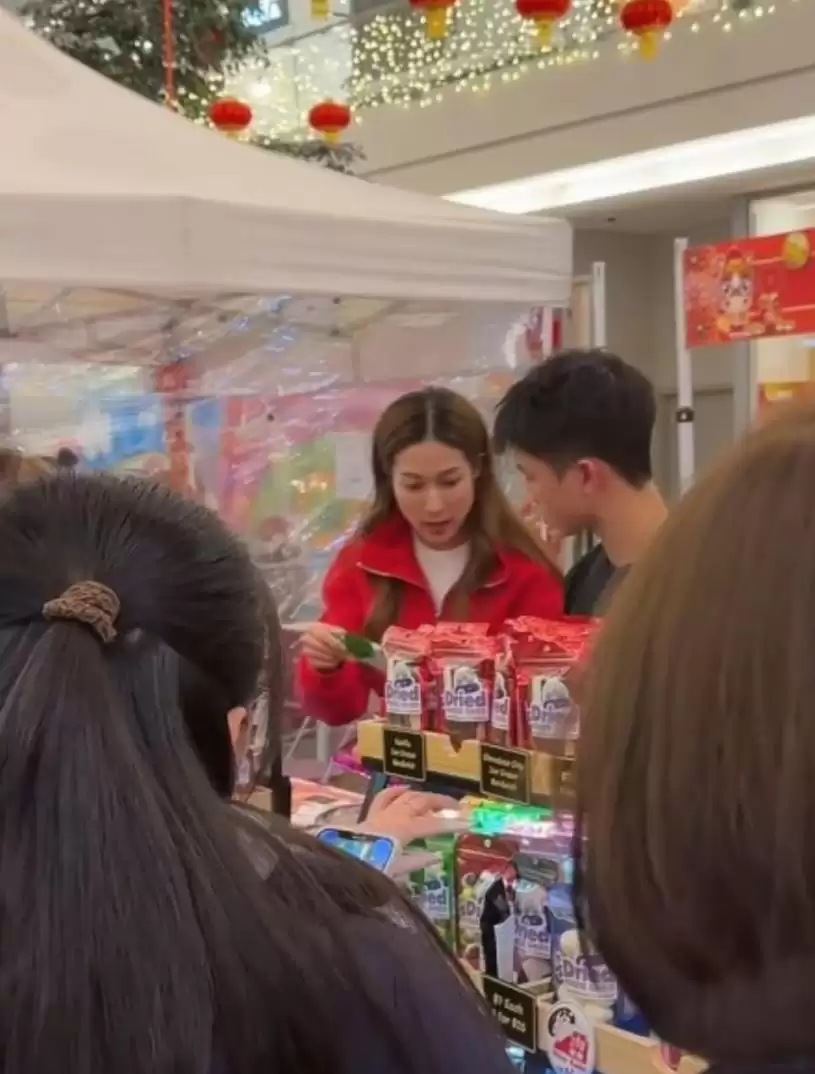 钟嘉欣加拿大摆年宵档摊被粉丝包围&nbsp; 9岁饼印大女帮手推销有老板风范