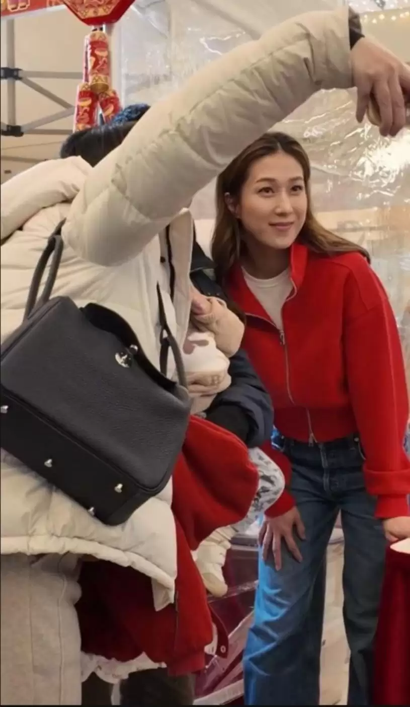 钟嘉欣加拿大摆年宵档摊被粉丝包围&nbsp; 9岁饼印大女帮手推销有老板风范