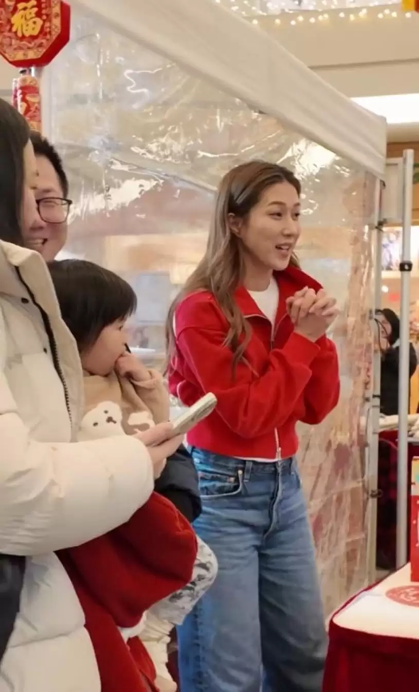 钟嘉欣加拿大摆年宵档摊被粉丝包围&nbsp; 9岁饼印大女帮手推销有老板风范