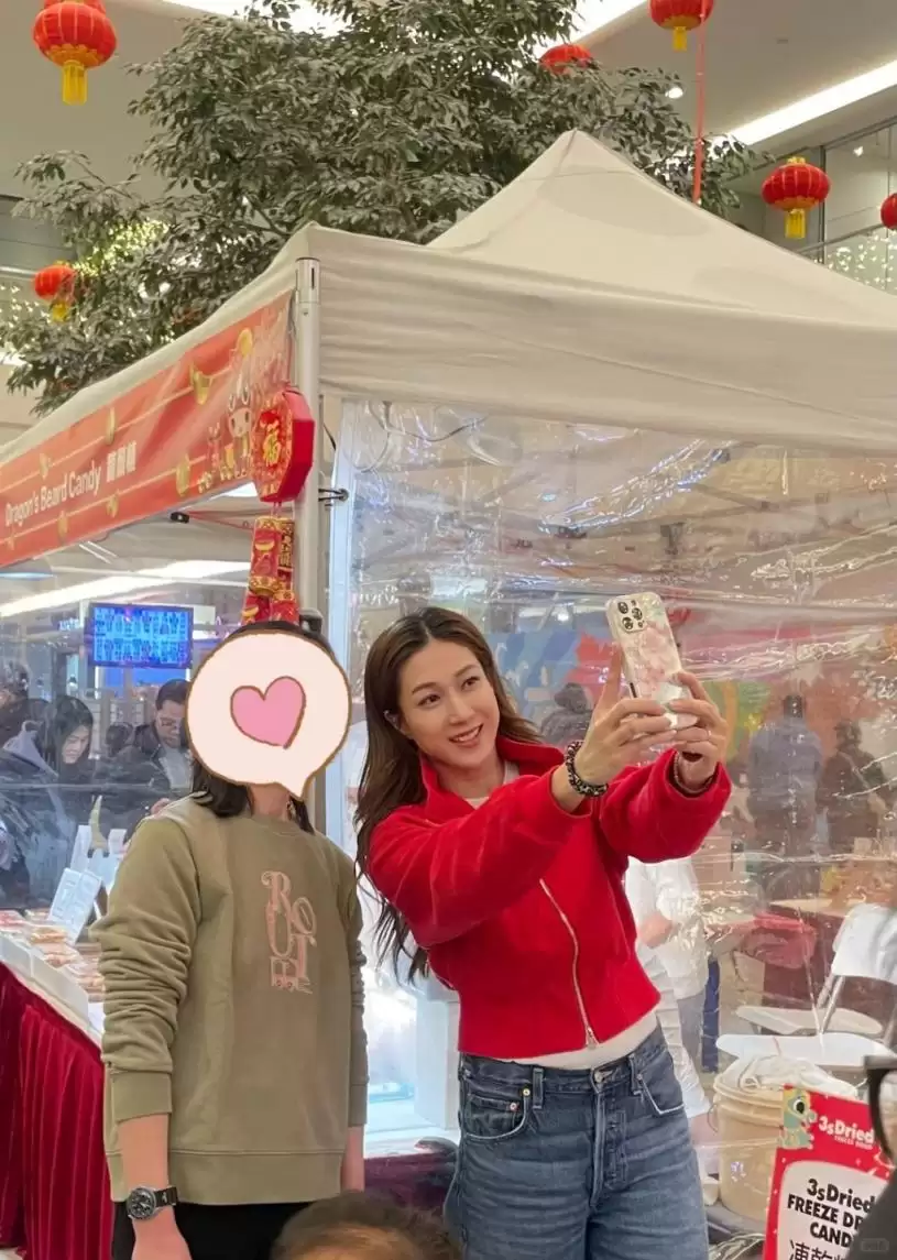 钟嘉欣加拿大摆年宵档摊被粉丝包围&nbsp; 9岁饼印大女帮手推销有老板风范