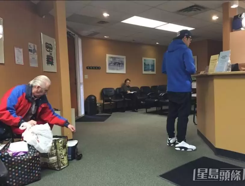 钟嘉欣加拿大摆年宵档摊被粉丝包围&nbsp; 9岁饼印大女帮手推销有老板风范