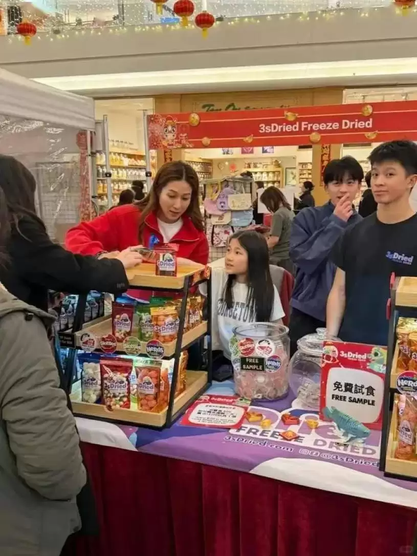钟嘉欣加拿大摆年宵档摊被粉丝包围&nbsp; 9岁饼印大女帮手推销有老板风范