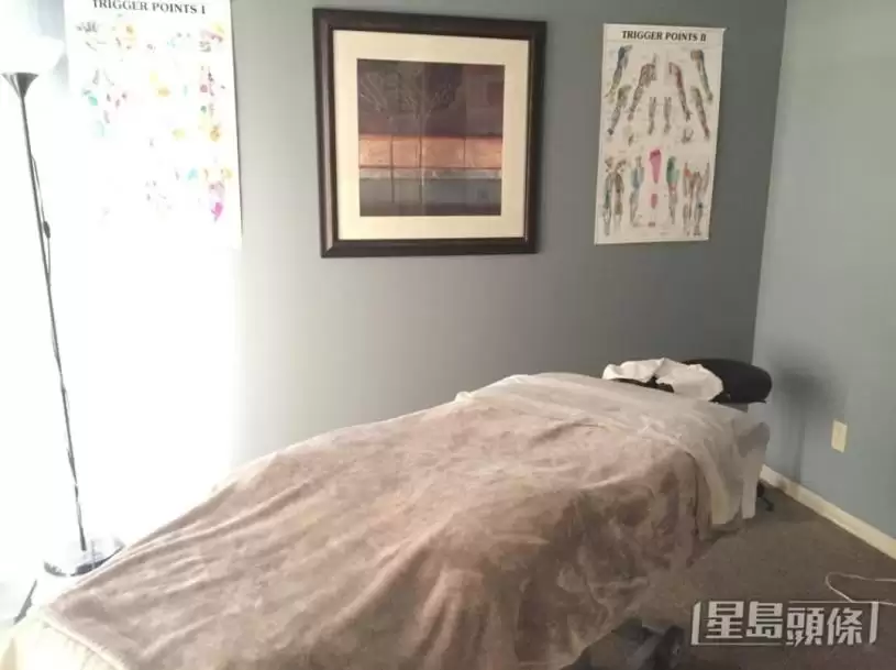 钟嘉欣加拿大摆年宵档摊被粉丝包围&nbsp; 9岁饼印大女帮手推销有老板风范