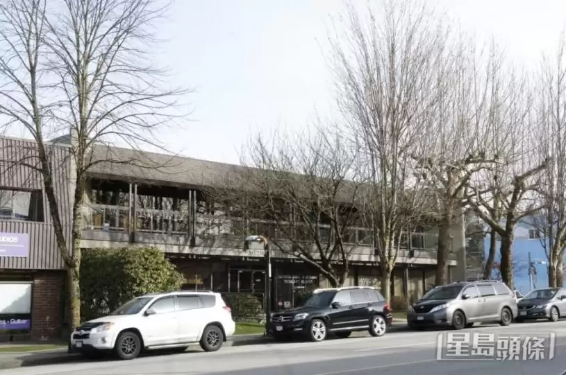 钟嘉欣加拿大摆年宵档摊被粉丝包围&nbsp; 9岁饼印大女帮手推销有老板风范