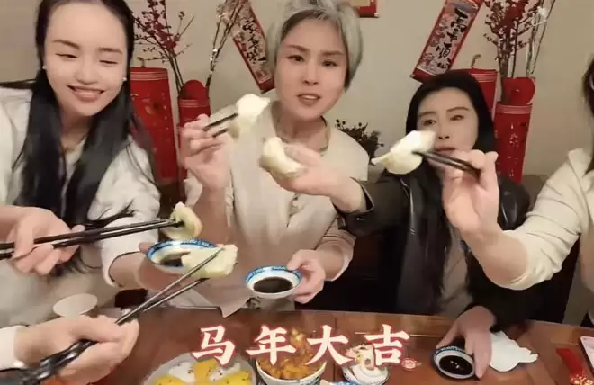 59岁王祖贤在加拿大过年!豪宅首曝光和朋友一起包饺子