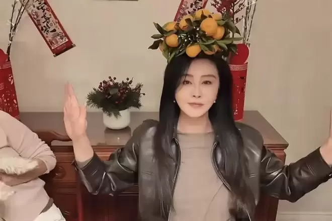 59岁王祖贤在加拿大过年!豪宅首曝光和朋友一起包饺子