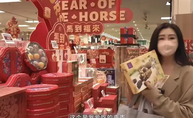 59岁王祖贤在加拿大过年!豪宅首曝光和朋友一起包饺子