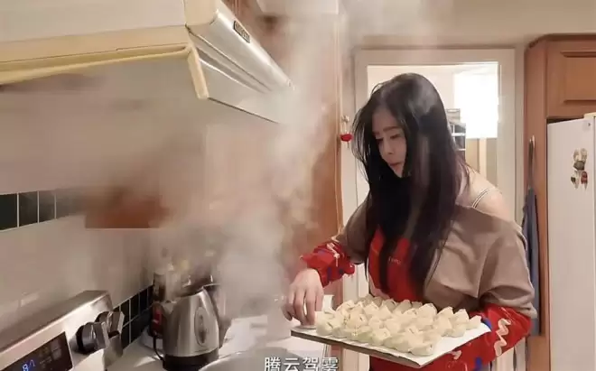 59岁王祖贤在加拿大过年!豪宅首曝光和朋友一起包饺子