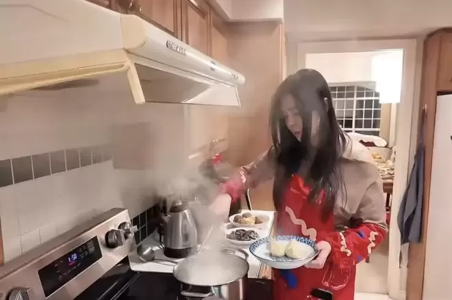 59岁王祖贤在加拿大过年!豪宅首曝光和朋友一起包饺子