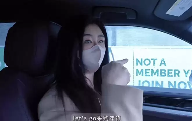 59岁王祖贤在加拿大过年!豪宅首曝光和朋友一起包饺子