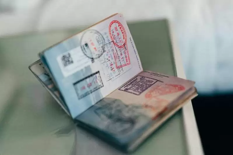 华人赴美签证排队十人全拒签 参加家人葬礼也被拒