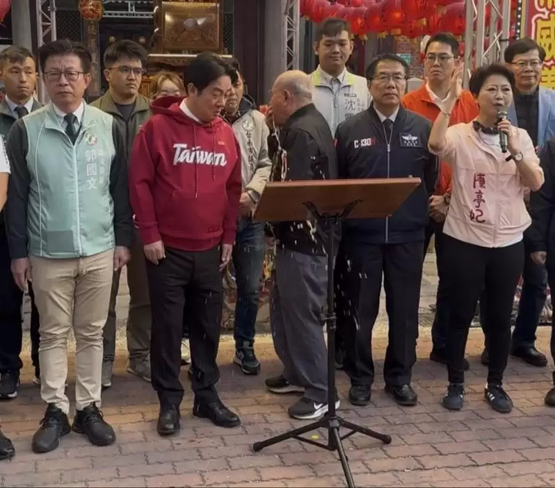 赖清德台南参拜 身旁主委突剧烈呕吐喷溅到赖身上