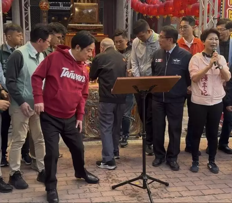 赖清德台南参拜 身旁主委突剧烈呕吐喷溅到赖身上