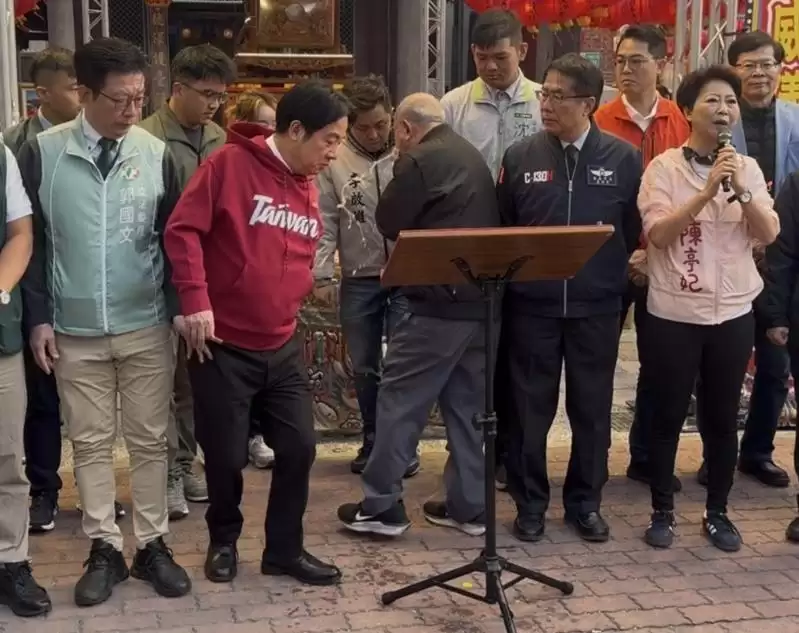 赖清德台南参拜 身旁主委突剧烈呕吐喷溅到赖身上