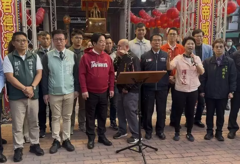 赖清德台南参拜 身旁主委突剧烈呕吐喷溅到赖身上