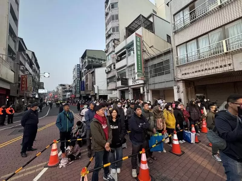 赖清德台南参拜 身旁主委突剧烈呕吐喷溅到赖身上