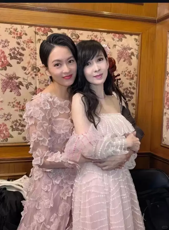 不愧是今年春晚最美的节目，女神们真的美爆啦！