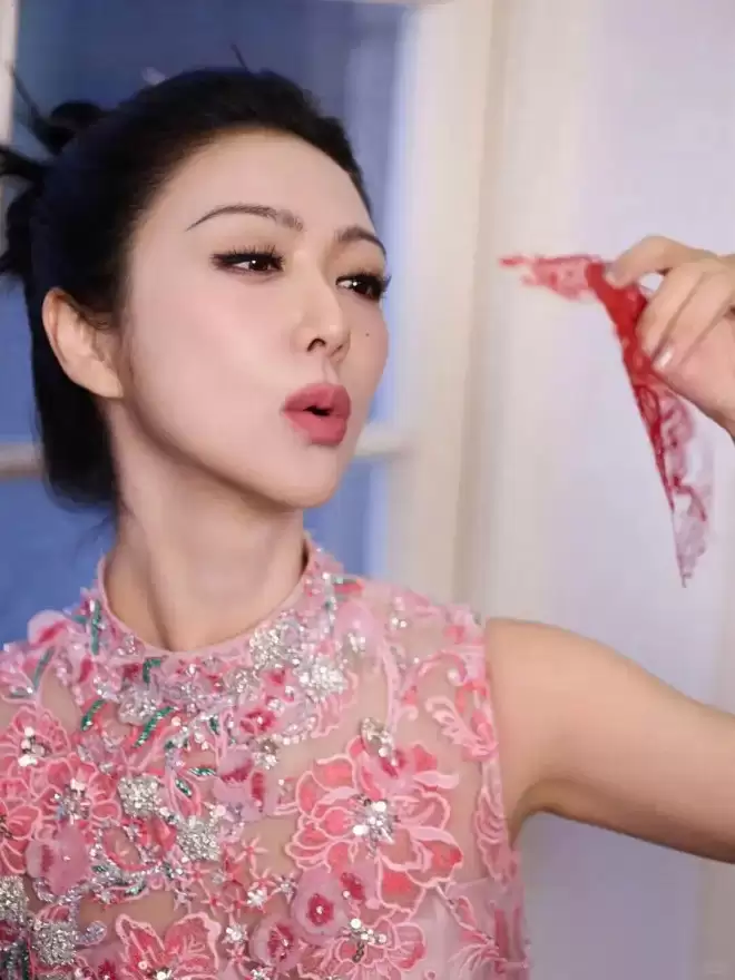 不愧是今年春晚最美的节目，女神们真的美爆啦！