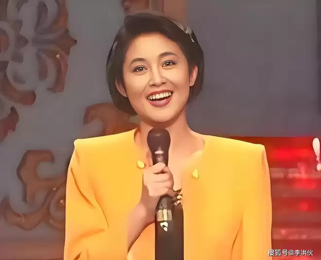 还原91年春晚,倪萍拿四张白纸“读”贺电,新人...