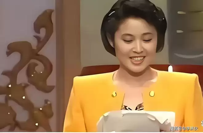 还原91年春晚,倪萍拿四张白纸“读”贺电,新人...