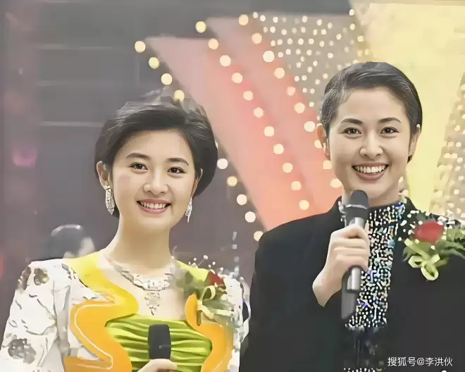 还原91年春晚,倪萍拿四张白纸“读”贺电,新人...
