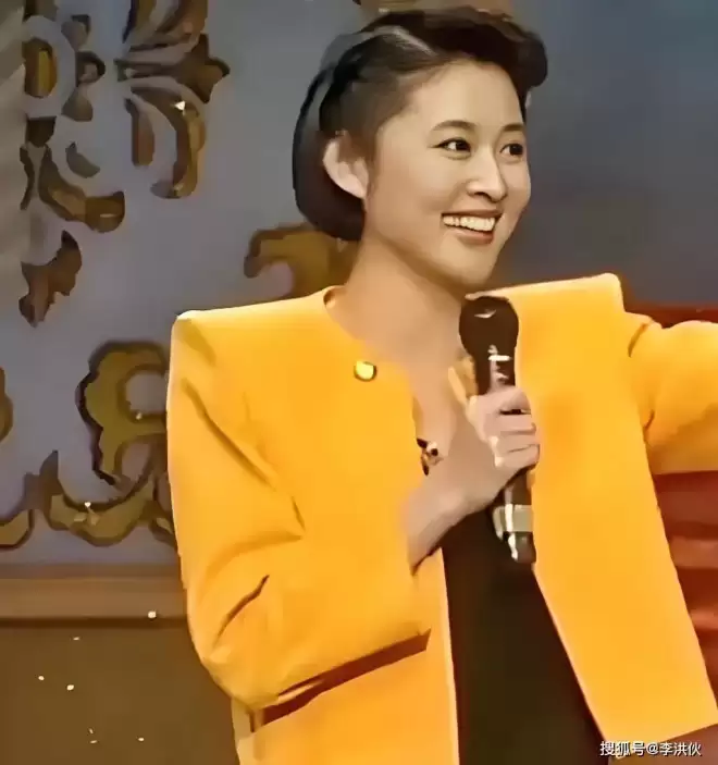还原91年春晚,倪萍拿四张白纸“读”贺电,新人...
