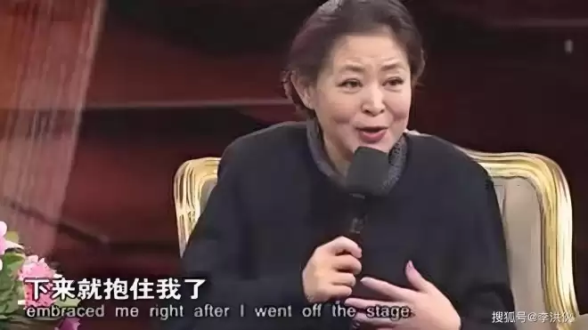 还原91年春晚,倪萍拿四张白纸“读”贺电,新人...
