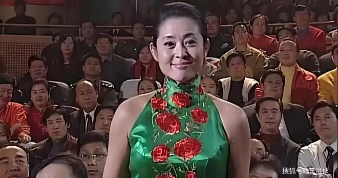 还原91年春晚,倪萍拿四张白纸“读”贺电,新人...