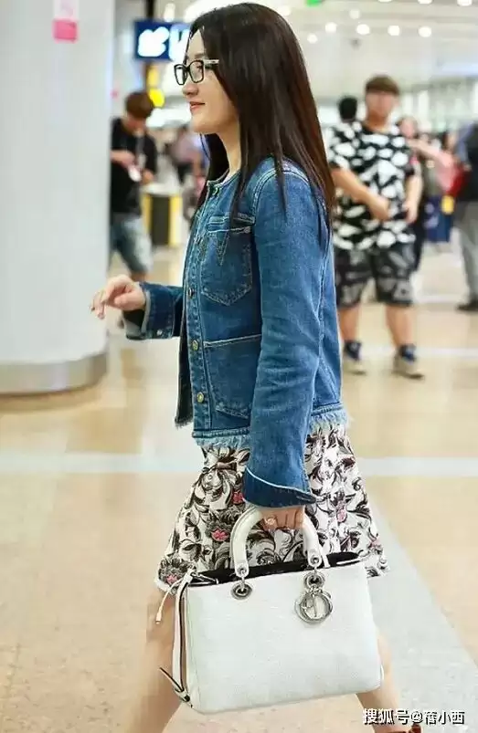 54岁的杨钰莹到了大婶的年纪，却还是少女身材