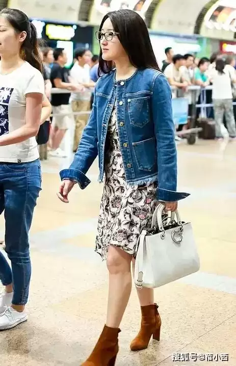 54岁的杨钰莹到了大婶的年纪，却还是少女身材