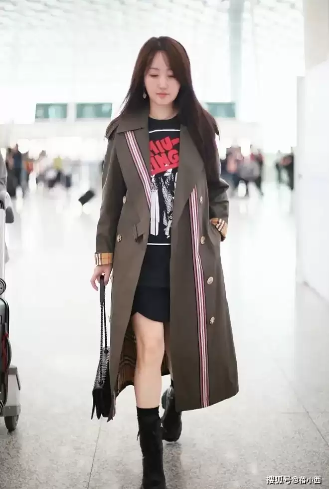 54岁的杨钰莹到了大婶的年纪，却还是少女身材