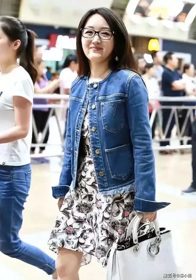 54岁的杨钰莹到了大婶的年纪，却还是少女身材