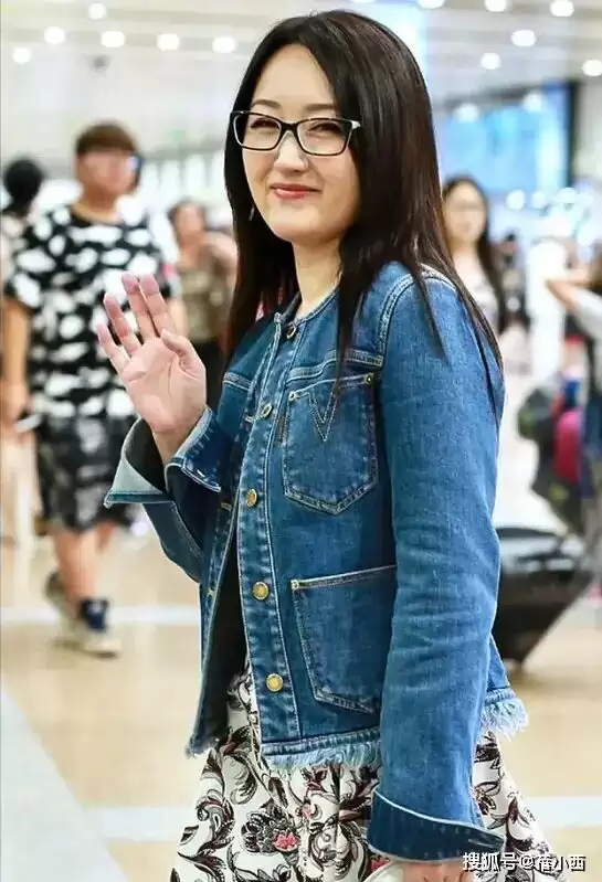 54岁的杨钰莹到了大婶的年纪，却还是少女身材