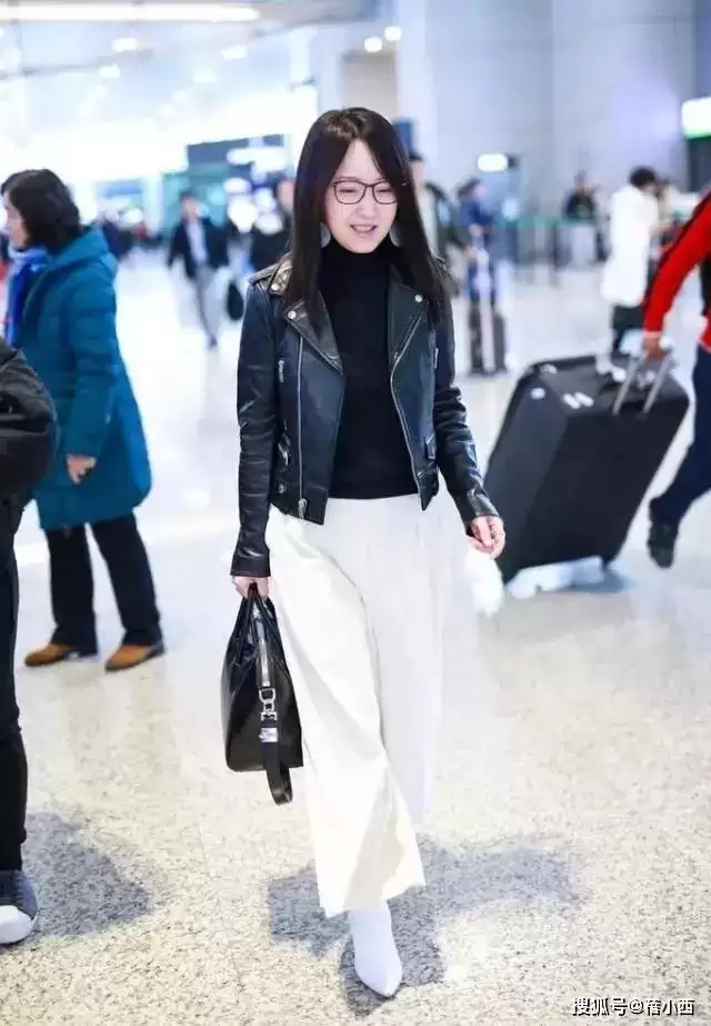 54岁的杨钰莹到了大婶的年纪，却还是少女身材