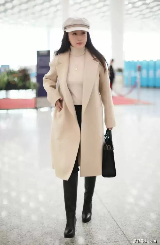 54岁的杨钰莹到了大婶的年纪，却还是少女身材