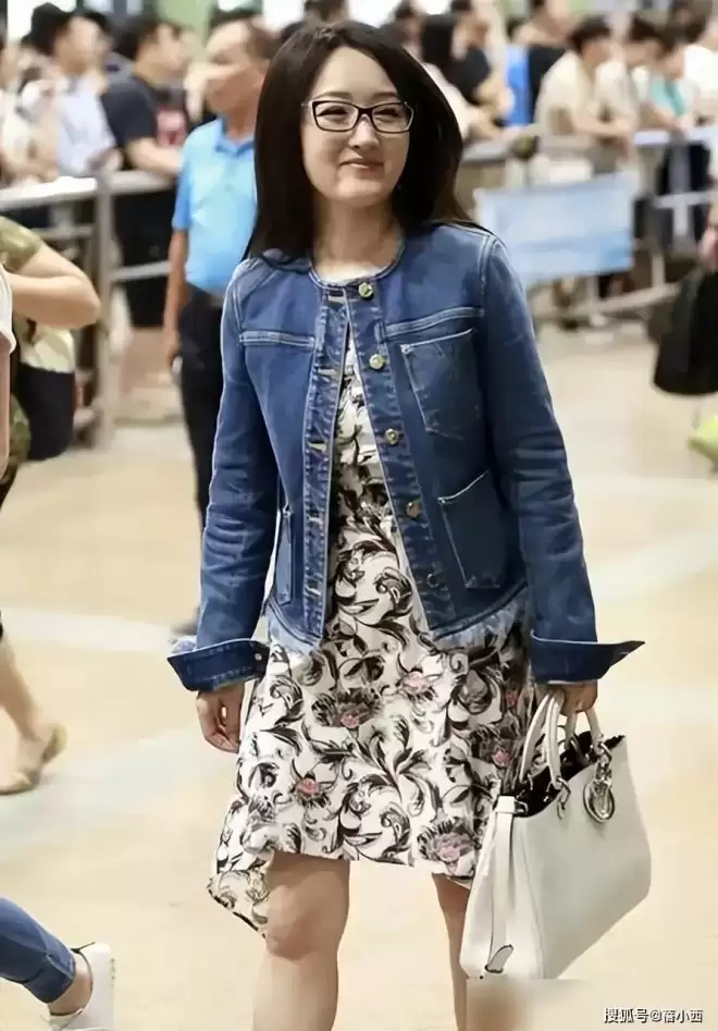 54岁的杨钰莹到了大婶的年纪，却还是少女身材
