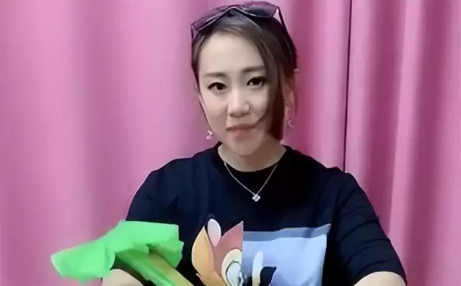 从春晚笑星到县城卖唱，如今已是3个孩子的妈