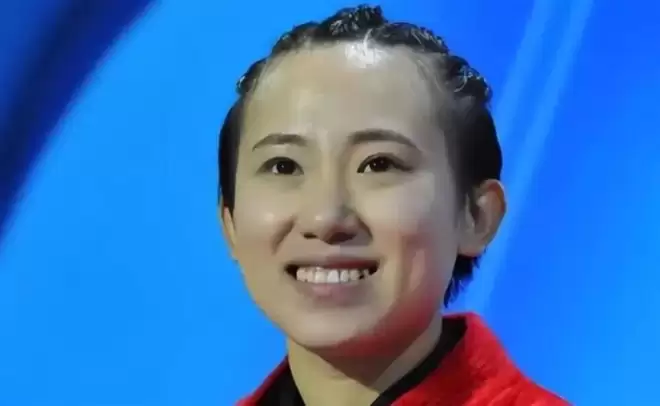 从春晚笑星到县城卖唱，如今已是3个孩子的妈