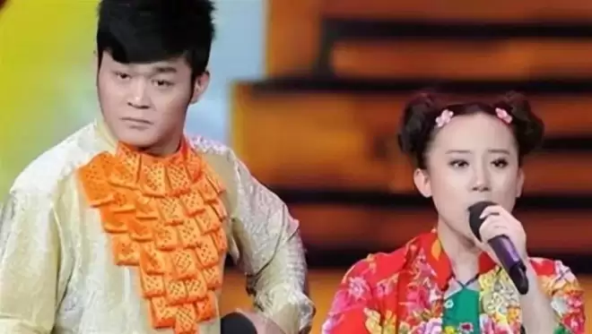 从春晚笑星到县城卖唱，如今已是3个孩子的妈