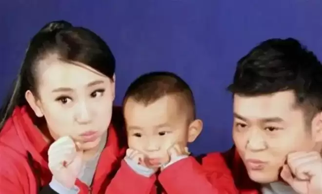 从春晚笑星到县城卖唱，如今已是3个孩子的妈