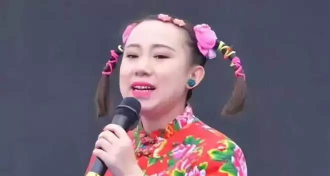 从春晚笑星到县城卖唱，如今已是3个孩子的妈