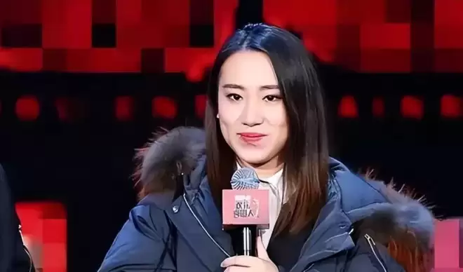 从春晚笑星到县城卖唱，如今已是3个孩子的妈
