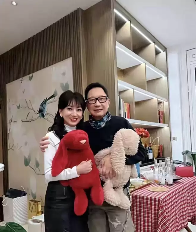 72岁赵雅芝与80岁老公团聚晒照，状态好到离谱