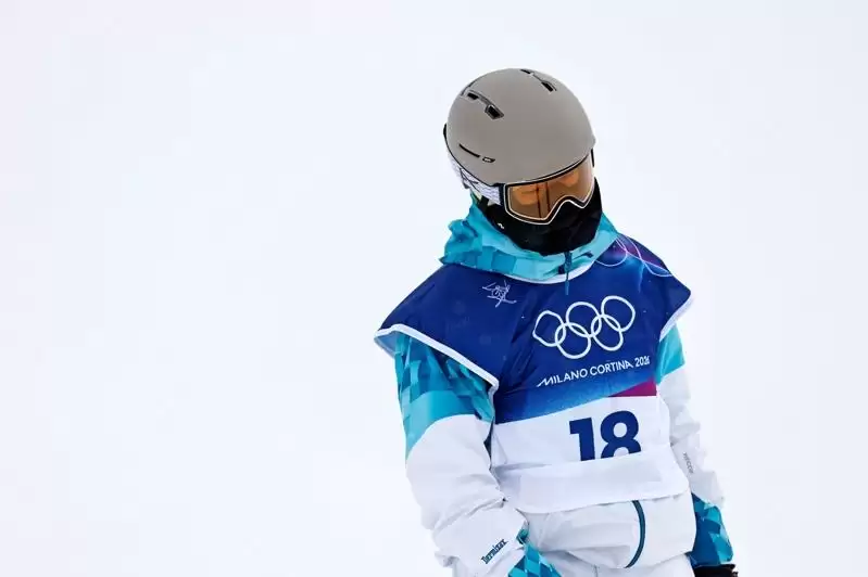 冬奥╱比赛惊见手机飞出…滑雪赛为啥非得带手机？