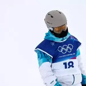 冬奥比赛惊见手机飞出…滑雪赛为啥非得带手机？