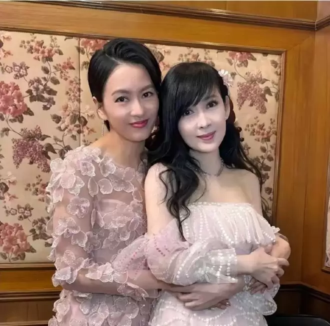 周慧敏与梁家辉合照引发“回忆杀” 网惊：神仙同框