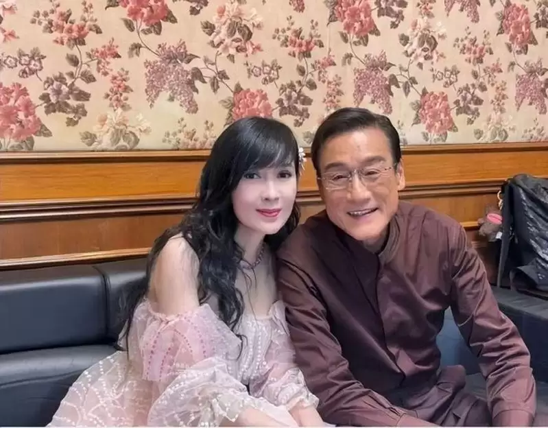 周慧敏与梁家辉合照引发“回忆杀” 网惊：神仙同框